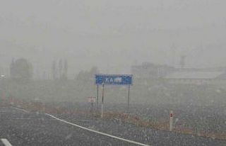 Kars şehir merkezine mevsimin ilk karı yağdı