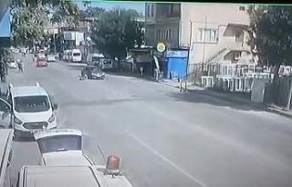 Karşıdan karşıya geçmek isteyen yayaya otomobil...