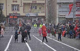 Kars’ta lapa lapa kar yağışı altında Cumhuriyet...