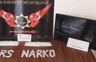 Kars’ta uyuşturucuyu televizyona sakladı