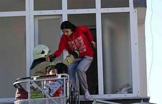 Kartal’da yangında mahsur kalan çocukları itfaiye...