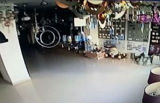 Kaş açıklarındaki deprem anı güvenlik kamerasında