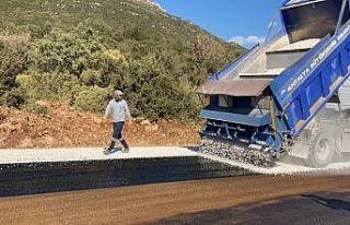 Kaş Yeniköy grup yolunda asfalt çalışması