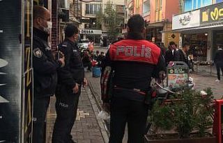 Kavga eden iki grup, polisleri görünce kayıplara...