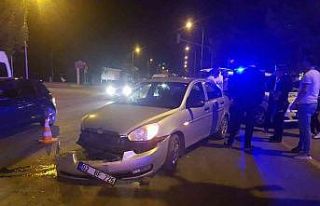 Kavşakta iki otomobil çarpıştı: 2 yaralı
