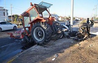 Kavşakta tırın ve otomobilin çarptığı traktör...