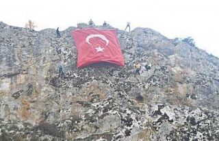 Kayalıklarda dev Türk bayrağı açtılar