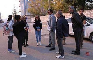 Kaymakam Balcı mesai çıkışı çocuklarla sohbet...