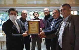 Kaymakam Bayraklı’ya ’fahri hemşehrilik beratı’...