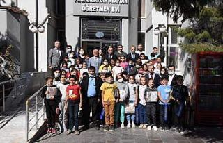 Kaymakam Çakır Dünya Çocuk Gününde Derikli çocukları...