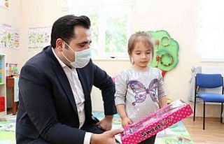 Kaymakam, ’Kız Çocukları Günü’nde kızları...