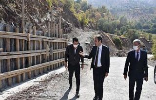 Kaymakam Mete, yapımı devam eden Derince grup yolunda...