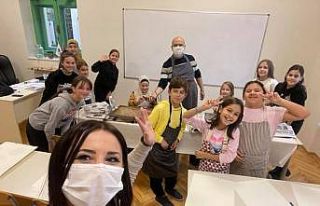 KAYMEK, Mostarlı miniklerin gönüllerine dokunuyor