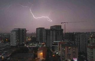 Kayseri’de geceyi şimşekler aydınlattı