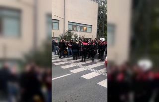 Kaza yapan motorcunun akrabaları taksiciyi darp etti