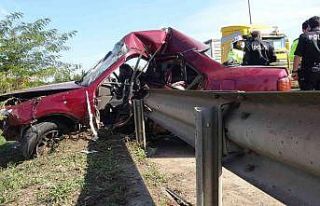 Kaza yapan otomobil bariyere ok gibi saplandı: 1...