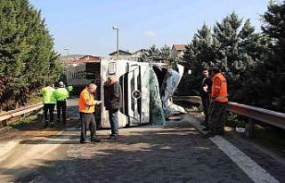Kaza yapan tır yolu trafiğe kapattı