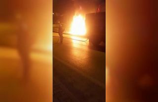 Kaza yaparak alev alan otomobildeki 2 kişi saniyelerle...