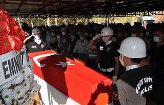 Kazada hayatını kaybeden özel harekat polisi toprağa...