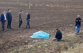 Kazada ölen kızının başından ayrılmadı