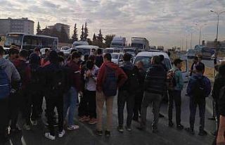 Kazalara tepki gösteren vatandaşlar otoyolu trafiğe...