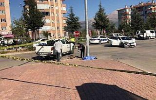 Kazaya karışıp savrulan otomobilin çaptığı...