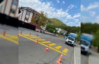 Kemer’de okul çevrelerindeki yaya geçitleri boyanıyor