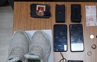 Kendisini askeri personel olarak tanıtan ve üç...