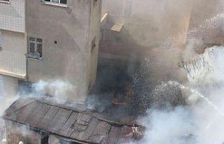 Kilis’te ev yangını çevredeki binaları tehdit...