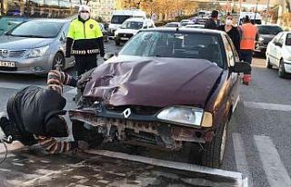 Kırmızı ışıkta bekleyen otomobile arkadan çarptı;...