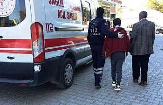 Koluna havalı zımba teli giren çocuk hastanelik...