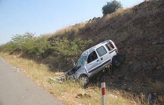 Kontrolden çıkan araç şarampole devrildi: 2 ağır...