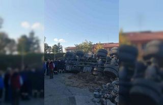 Kontrolden çıkan hafriyat kamyonu devrildi