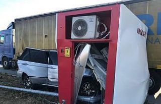 Kontrolden çıkan otomobil, ATM’ye ok gibi saplandı