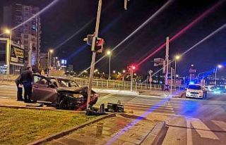 Kontrolü kaybolan otomobil direğe çarptı: 2 yaralı