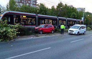 Kontrolü kaybolan otomobil tramvay yoluna uçtu