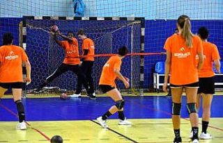 Konyaaltı Hentbol takımı liderliğini sürdürmek...