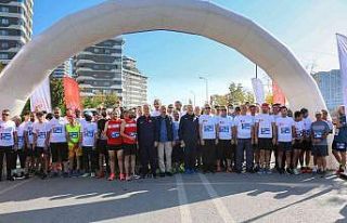 Konya’da vatandaşlar Cumhuriyet koşusunda bir...