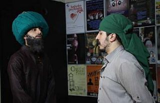 Küçük bir çay ocağında kurulan tiyatro atölyesi...