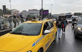 Kurallara uymayan taksiciler turist kılığındaki...