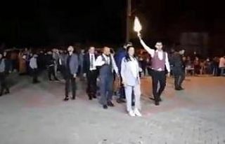 Kurtlar Vadisi müziği eşliğinde silah atarak takı...