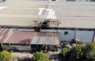 Kuruyemiş fabrikasındaki yangında 2 işçi dumanlardan...
