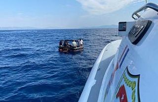 Kuşadası açıklarında 60 düzensiz göçmen kurtarıldı