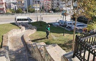 Kuşadası parklarında sonbahar temizliği