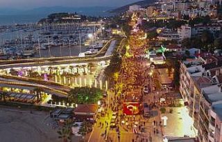 Kuşadası’nda on binler Cumhuriyet için yürüdü