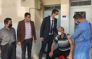 Kuyucak’ta vatandaşlar aşı olmaya ikna ediliyor