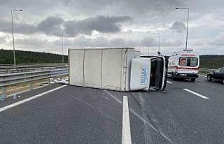 Kuzey Marmara Otoyolunda kamyonet devrildi: 1 yaralı