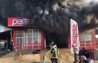 Lastik deposu alevlere teslim oldu