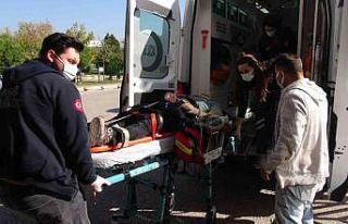 Lastik fabrikasında iskeleden düşen işçi yaralandı