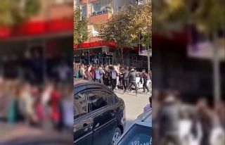 Lise öğrencileri arasında tekme tokat kavga kamerada